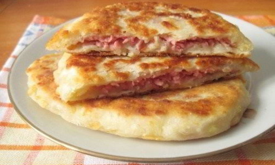 Рецепт лепешек с сыром и ветчиной