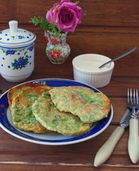 Лепешки с зеленью на сковороде