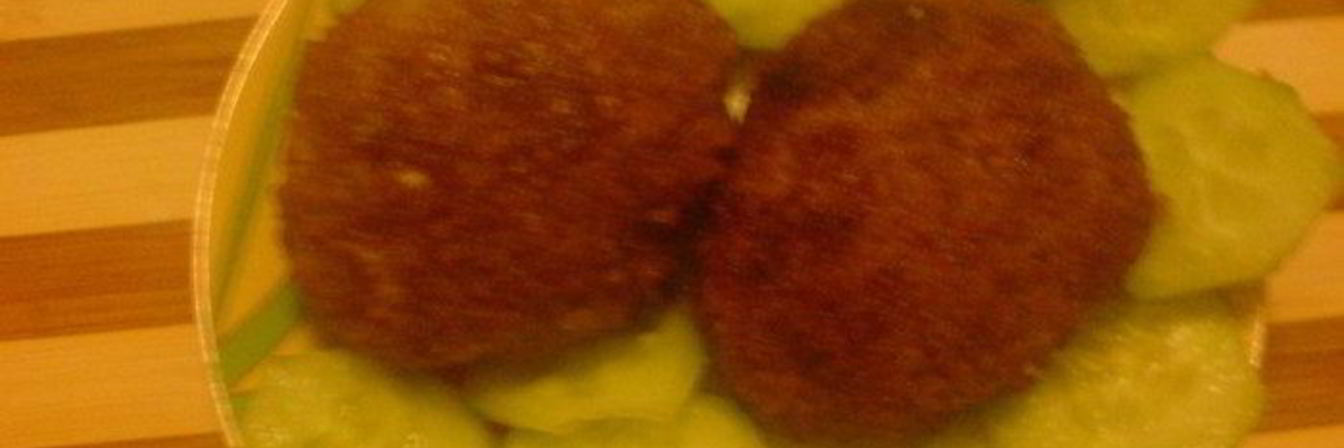 Мясные лепешки с брынзой в чесночной панировке