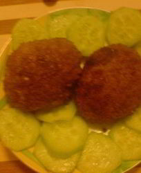 Мясные лепешки с брынзой в чесночной панировке