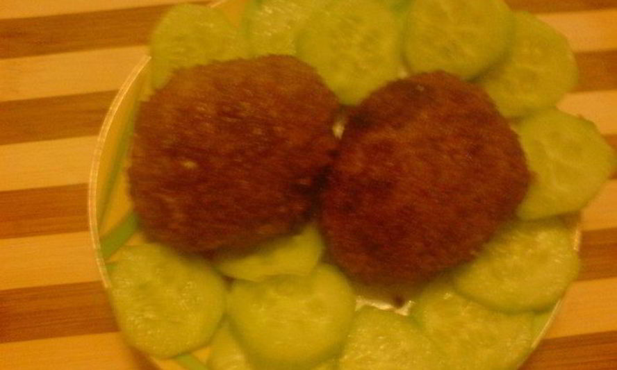 Рецепт мясных лепешек с брынзой в чесночной панировке