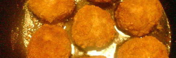 мясные лепешки с брынзой в чесночной панировке