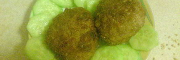 мясные лепешки с брынзой в чесночной панировке