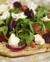 Пита с моцареллой, руколой и помидорами