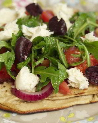 Пита с моцареллой, руколой и помидорами