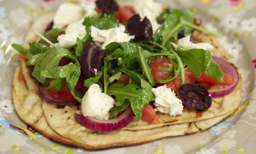 Рецепт питы с моцареллой, руколой и помидорами