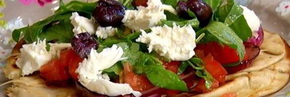 пита с моцареллой, руколой и помидорами