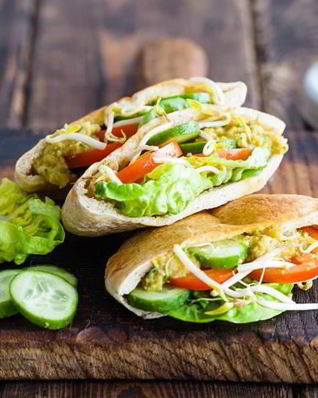 Пита с намазкой из нута и свежими овощами