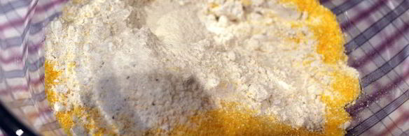 яйцо с овощами и лепешками