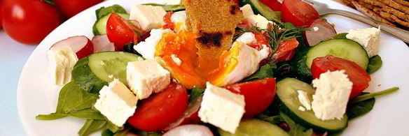 яйцо с овощами и лепешками