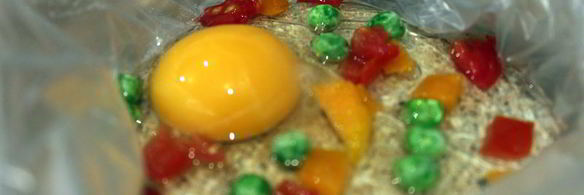 яйцо с овощами и лепешками