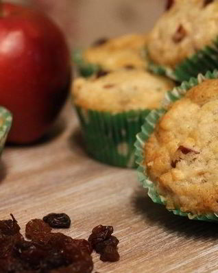 Ароматные маффины с яблоками и изюмом