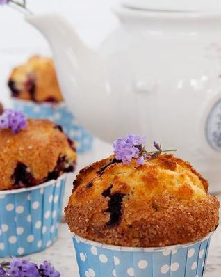 Маффины с черной смородиной и лавандой