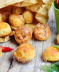 Маффины с колбасой и сыром