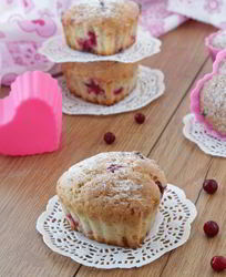 Маффины с марципаном и брусникой