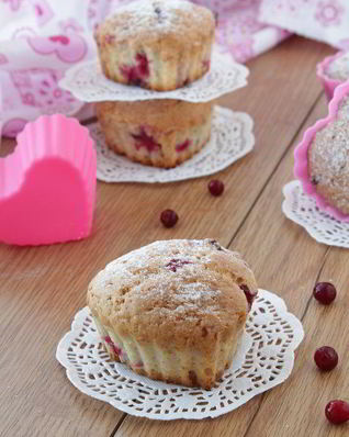 Маффины с марципаном и брусникой