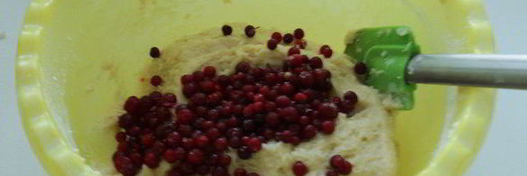 маффины с марципаном и брусникой