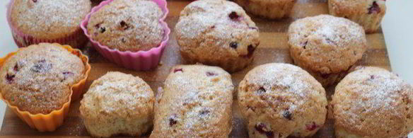 маффины с марципаном и брусникой