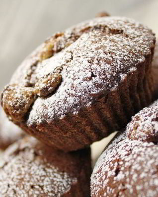 Шоколадные маффины с халвой