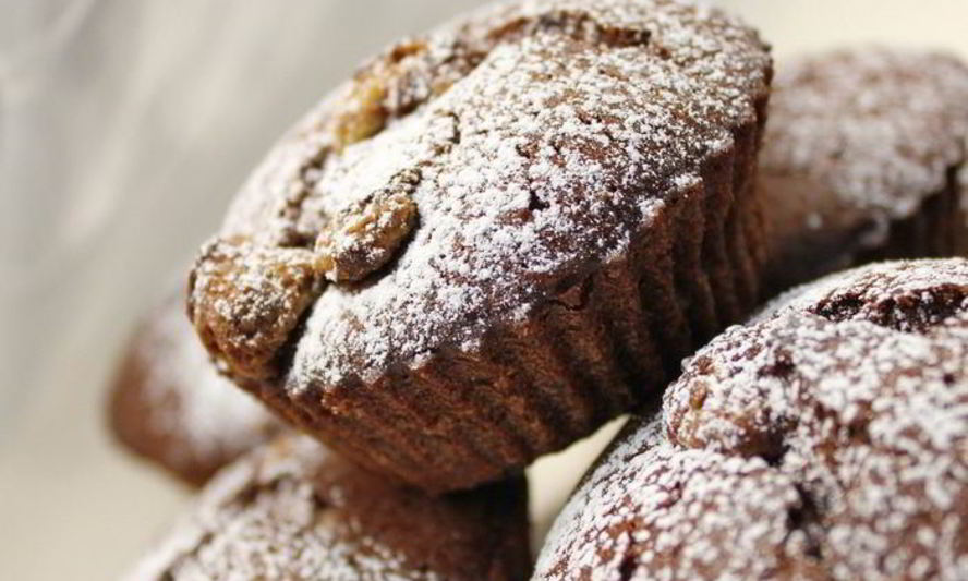 Рецепт шоколадных маффинов с халвой