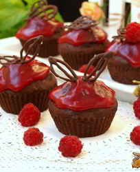 Шоколадные маффины с малиной