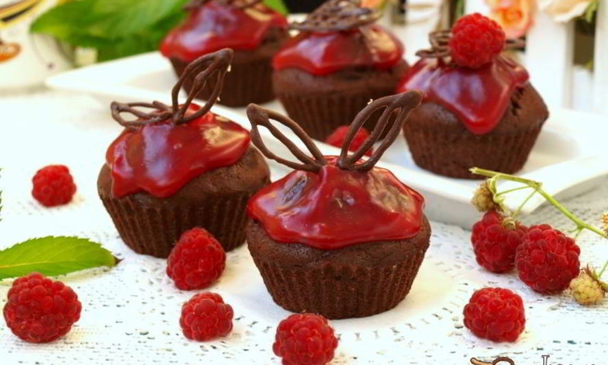 Рецепт шоколадных маффинов с малиной