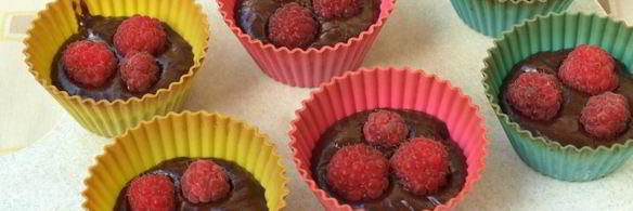 шоколадные маффины с малиной