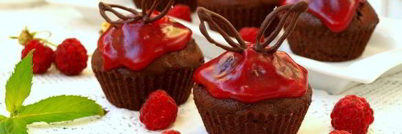шоколадные маффины с малиной