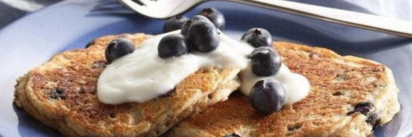 Диетические оладьи из хлопьев и черники