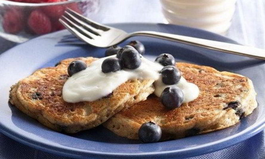 Рецепт диетических оладий из хлопьев и черники