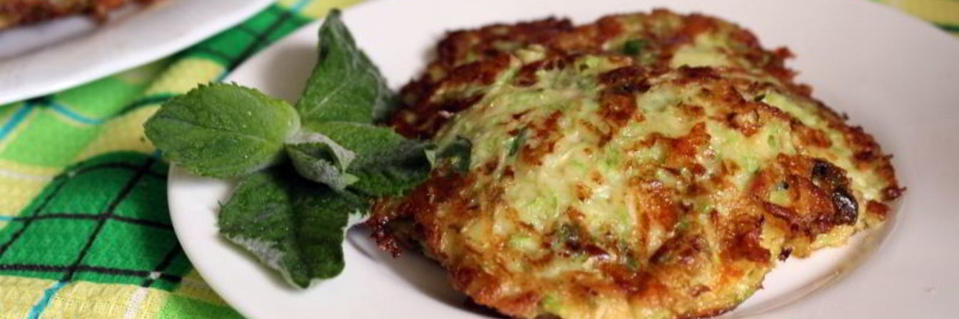 Кабачковые оладьи с сыром, беконом и мятой