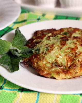 Кабачковые оладьи с сыром, беконом и мятой