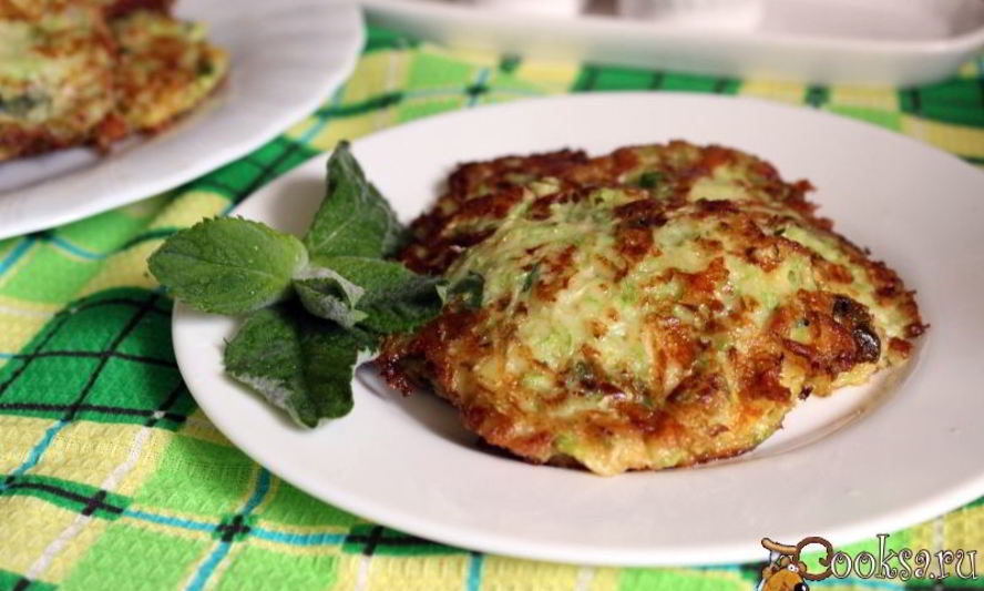 Рецепт кабачковых оладий с сыром, беконом и мятой