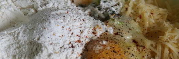 кабачковые оладьи с сыром, беконом и мятой