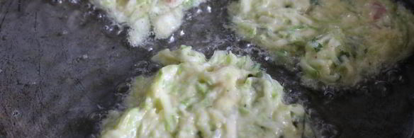 кабачковые оладьи с сыром, беконом и мятой