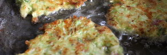 кабачковые оладьи с сыром, беконом и мятой