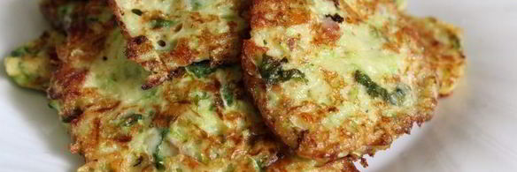 кабачковые оладьи с сыром, беконом и мятой