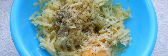 картофельные оладьи с яблоком