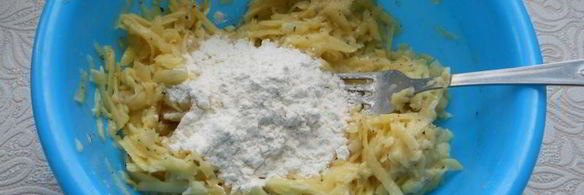 картофельные оладьи с яблоком