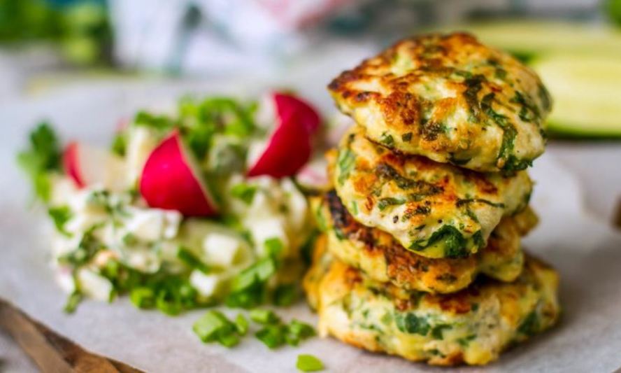 Рецепт куриных оладий с дачным овощным салатом со сметаной