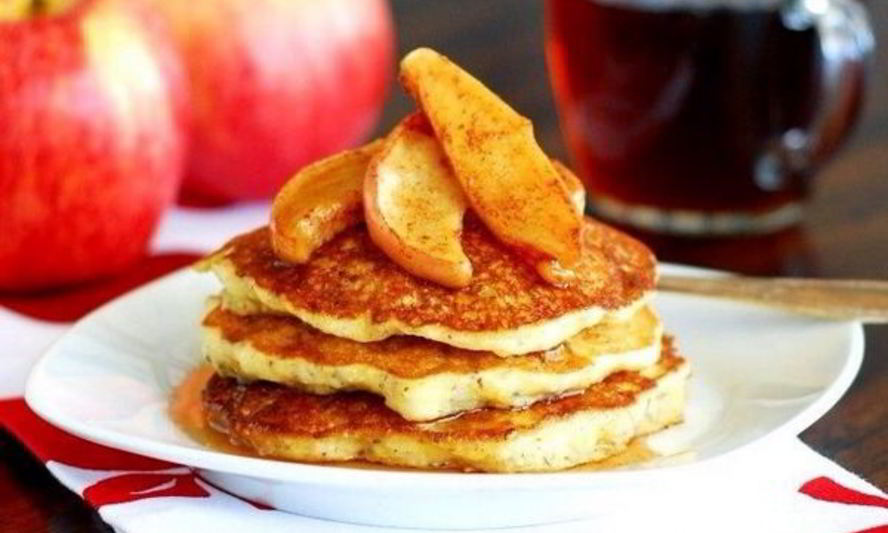 Рецепт оладий на кефире с корицей и яблоком