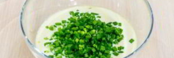 оладьи на сметане с зеленым луком