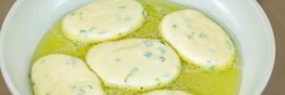 оладьи на сметане с зеленым луком