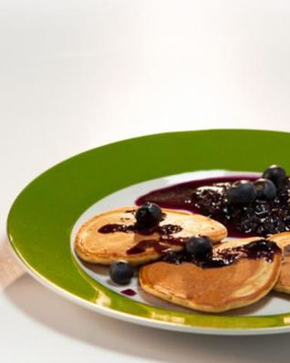 Оладьи с черникой и черничным сиропом