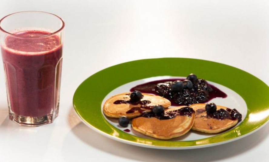 Рецепт оладий с черникой и черничным сиропом