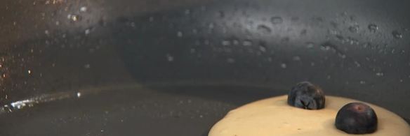 оладьи с черникой и черничным сиропом