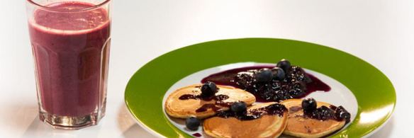 оладьи с черникой и черничным сиропом