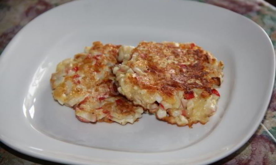 Рецепт оладий с крабовыми палочками и сыром