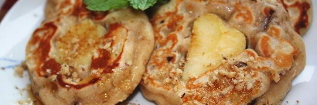 Оладьи с яблоками, финиками и орешками