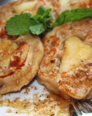 Оладьи с яблоками, финиками и орешками